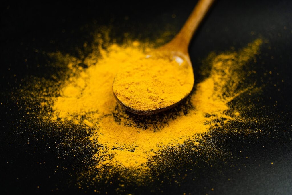 Poudre de curcuma sur une cuillère